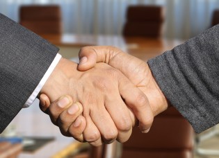 shaking-hands-3091906_1920