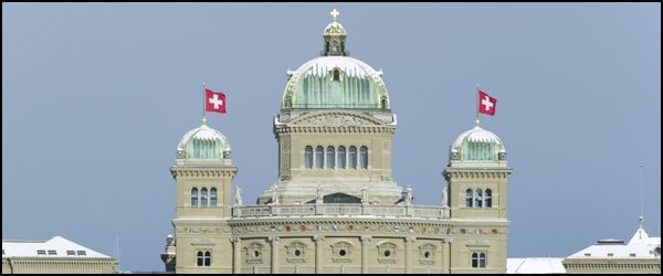 Switzerland, Bern, 01.12.2010 Parlament mit Schnee.  © 2010 Béatrice Devènes